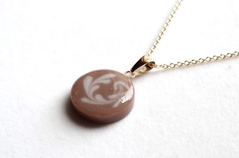 レジンアート　ラテアート風のラウンドペンダント・チョコレート