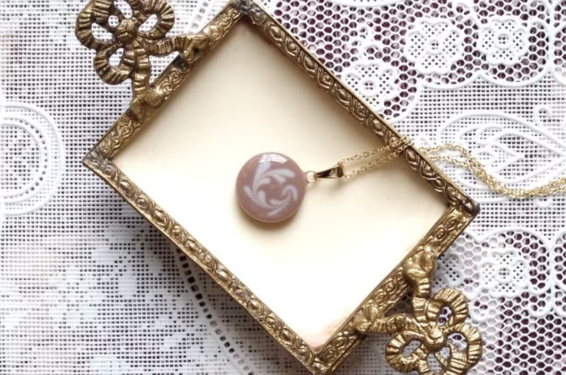 レジンアート　ラテアート風のラウンドペンダント・チョコレート