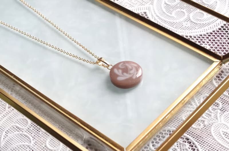 レジンアート　ラテアート風のラウンドペンダント・チョコレート