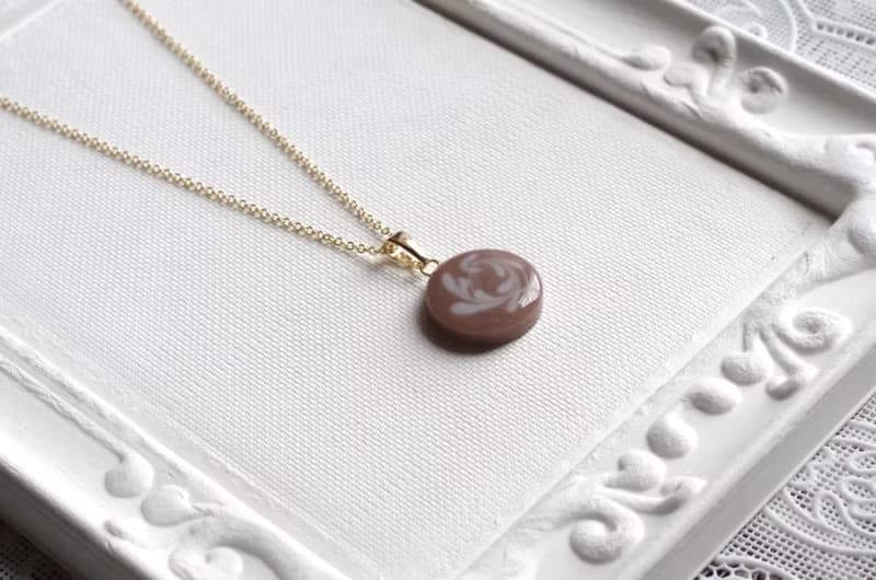 レジンアート　ラテアート風のラウンドペンダント・チョコレート