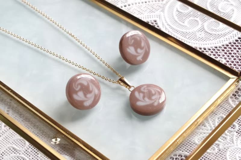 レジンアート　ラテアート風のラウンドペンダント・チョコレート