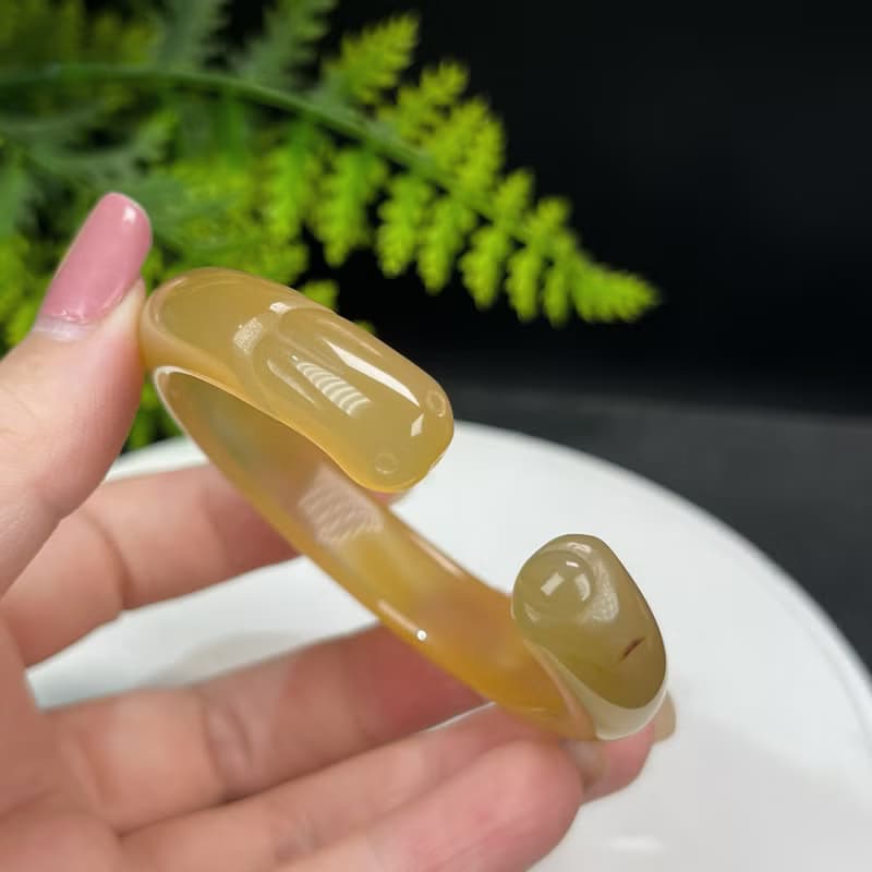 精品 黃色瑪瑙開口手鐲 52MM 冰潤起光手工雕刻萌兔 招財財運繁榮