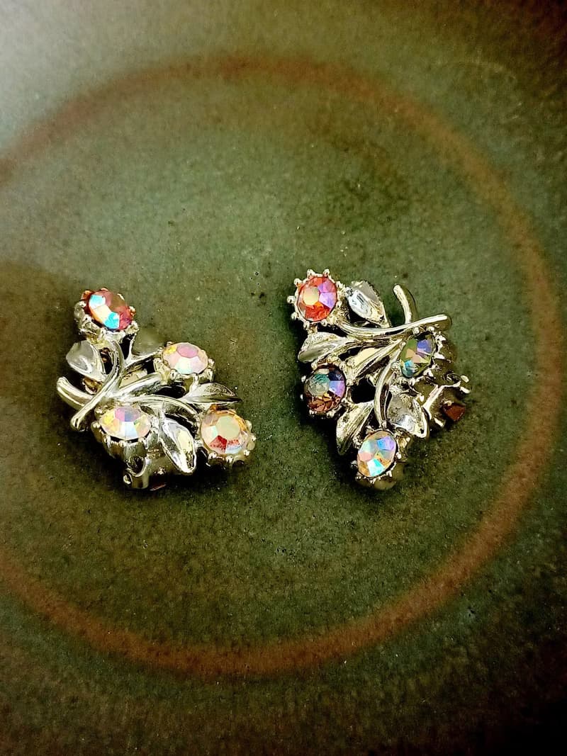 vintage jewelry 儷人銀色極光萊茵花卉 夾式耳環