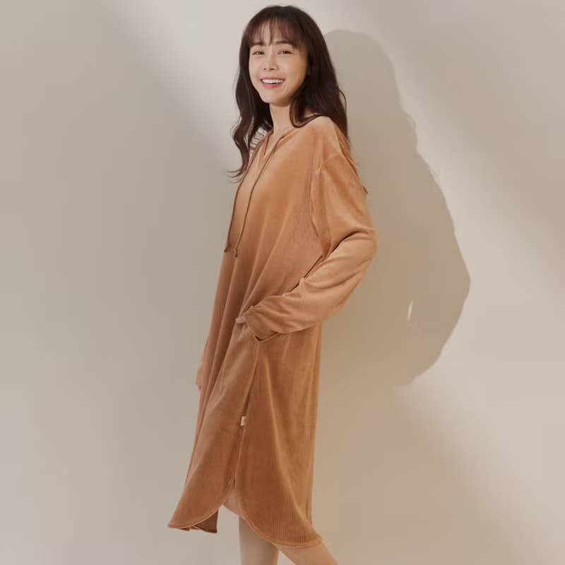 UMORFIL膠原蛋白燈芯絨V領連身裙-共2色