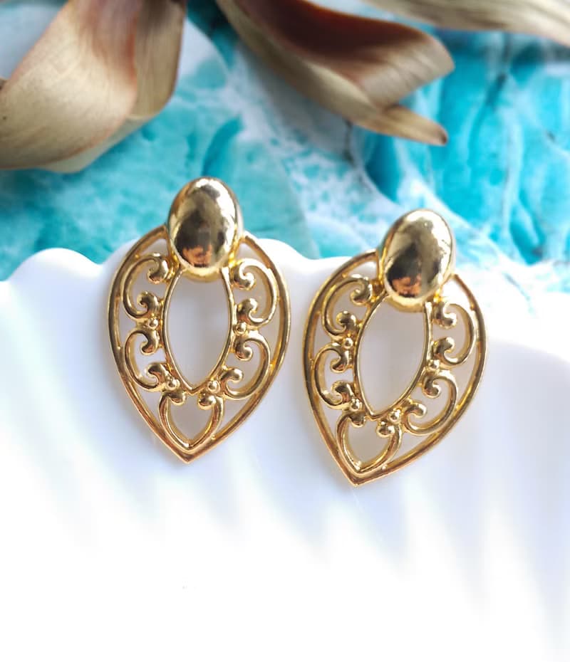 Vintage Jewelry 西洋古董飾品 AVON 金色調 簍空 優美 針式耳環