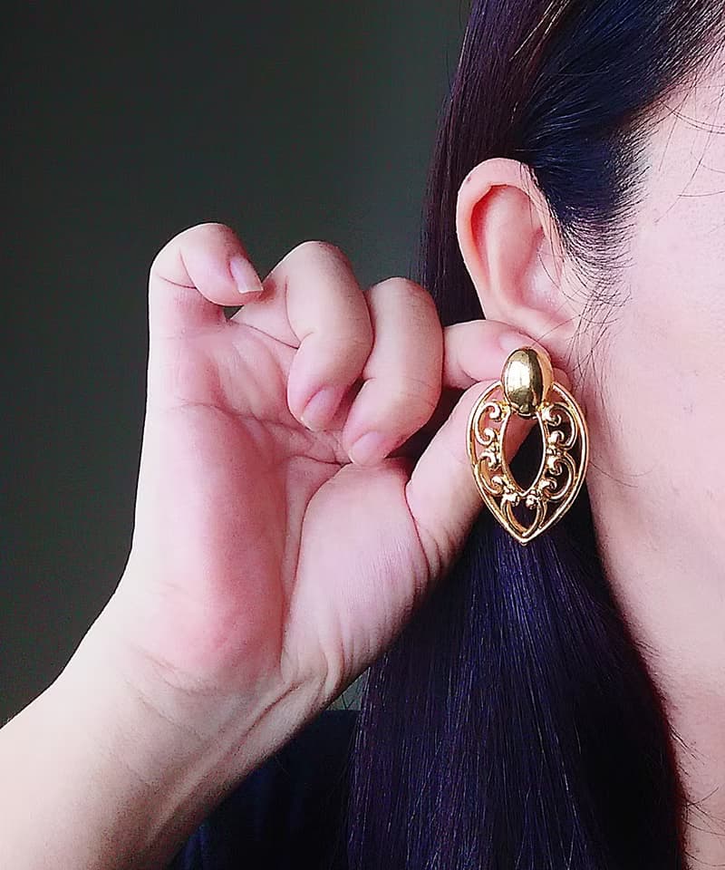 Vintage Jewelry 西洋古董飾品 AVON 金色調 簍空 優美 針式耳環
