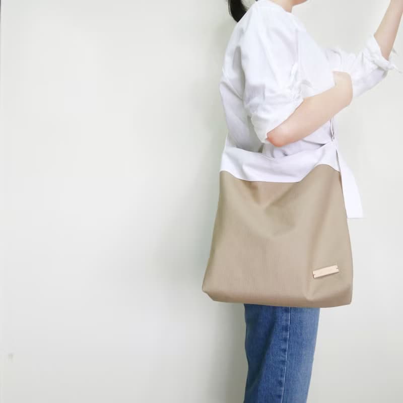 文青拼色 大容量輕量隨性肩背 斜跨包 LAZY BAG  #82水洗淺褐色