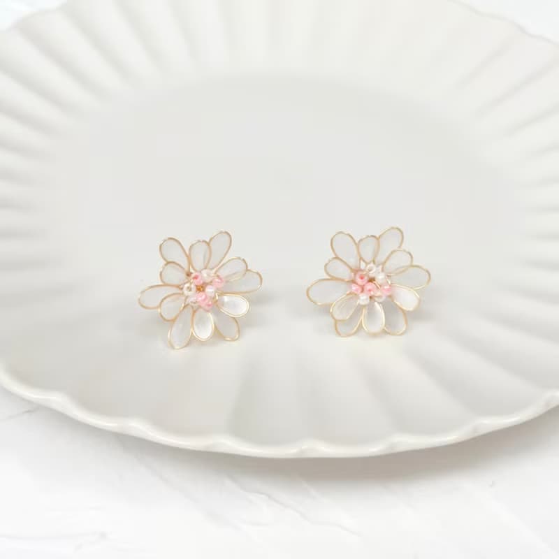 小雛菊  透白綻放 水晶花樹脂手工耳環飾品 無痛耳夾 uv飾品 禮