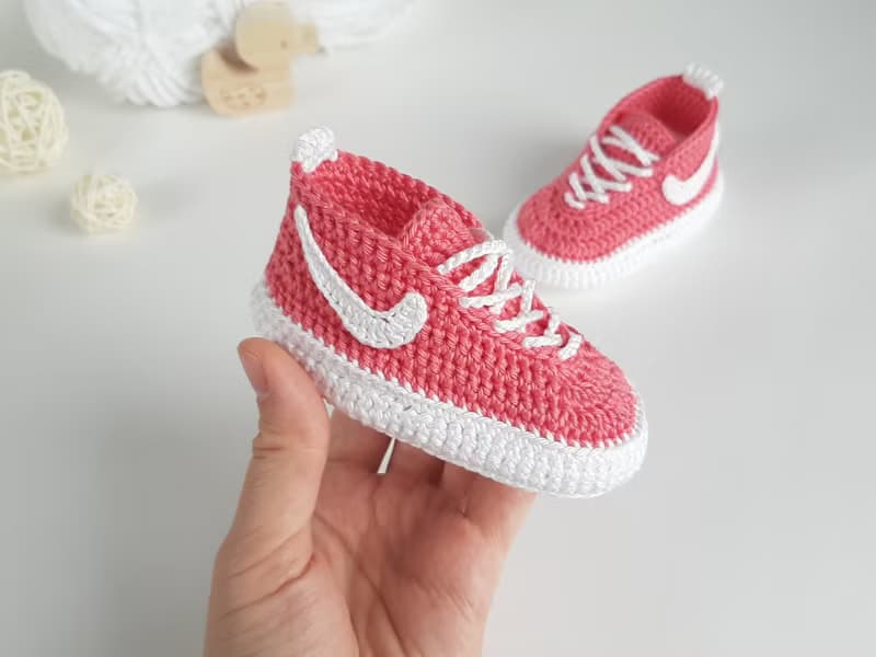 Baby girl booty pink crochet baby shoes, gift for daughter, newborn booties