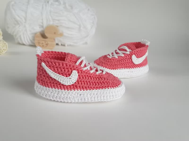 Baby girl booty pink crochet baby shoes, gift for daughter, newborn booties