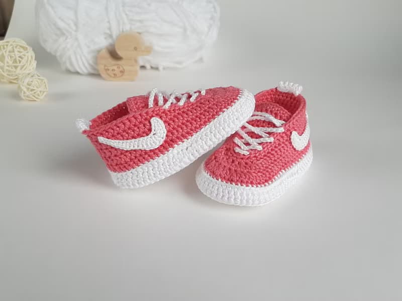 Baby girl booty pink crochet baby shoes, gift for daughter, newborn booties