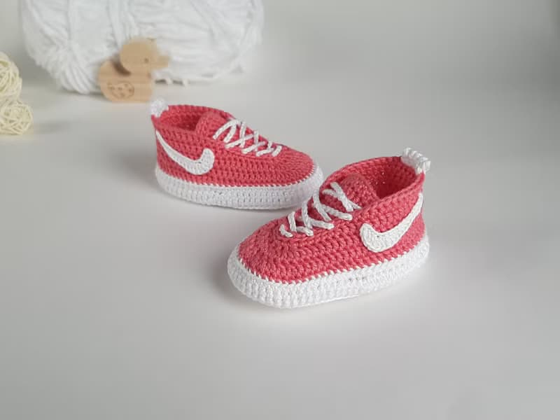 Baby girl booty pink crochet baby shoes, gift for daughter, newborn booties