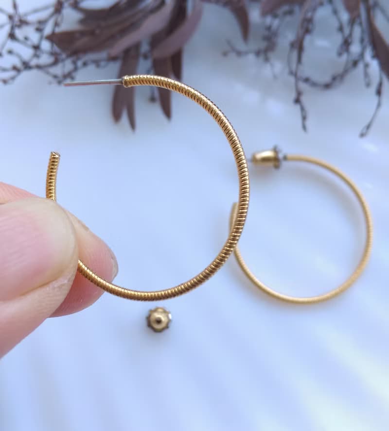 Vintage Jewelry 西洋古董飾品  細版金線金刷紋 C圈 針式耳環