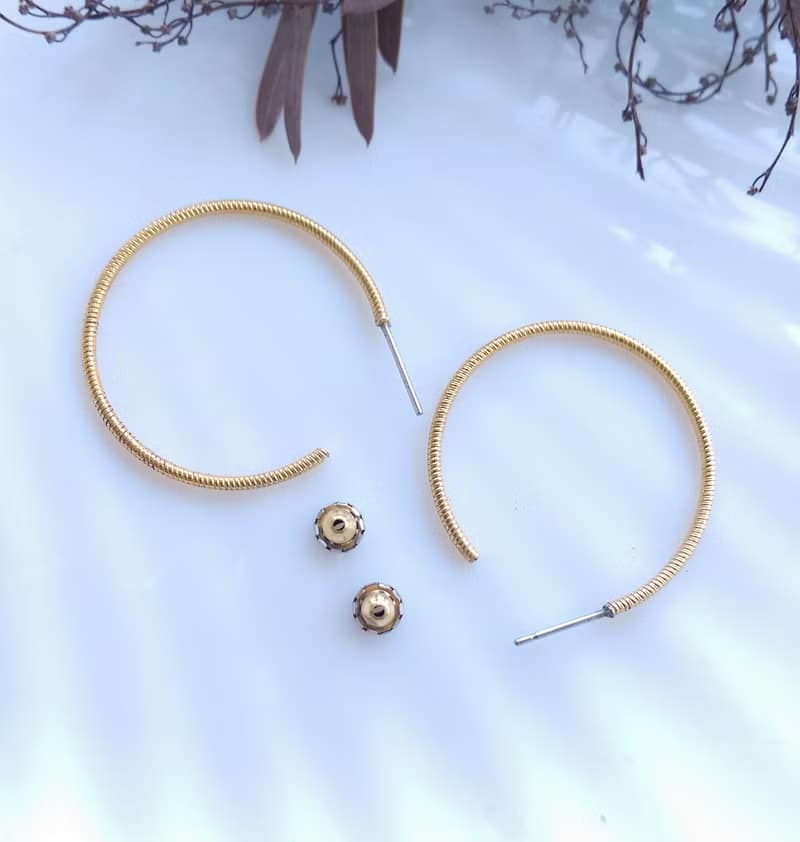 Vintage Jewelry 西洋古董飾品  細版金線金刷紋 C圈 針式耳環