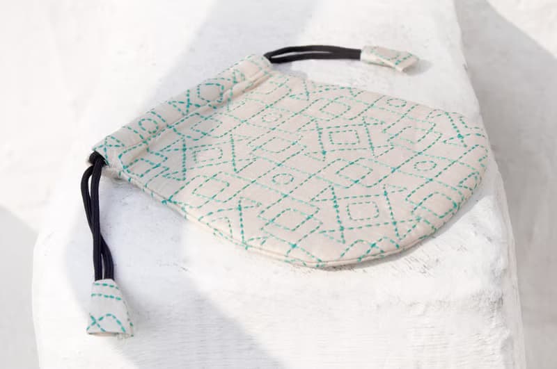 情人節禮物 限量一件 手工刺繡收納包 / 民族風包 / 錦囊袋 / 化妝包 / 手機包 / 手拿包 - 幾何圖騰刺繡圖騰