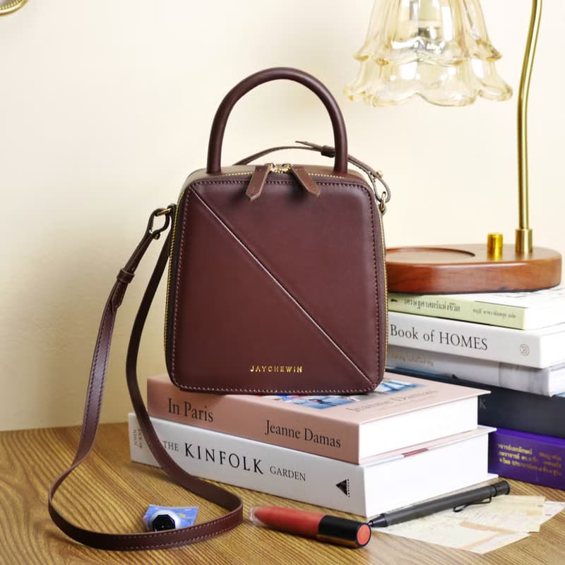 真皮斜背包 Butter Cross-body Bag / Choco Brown 巧克力