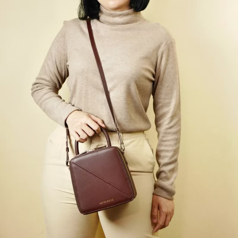 真皮斜背包 Butter Cross-body Bag / Choco Brown 巧克力