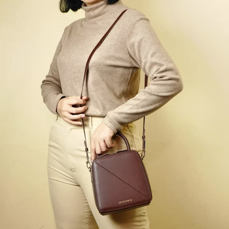 真皮斜背包 Butter Cross-body Bag / Choco Brown 巧克力