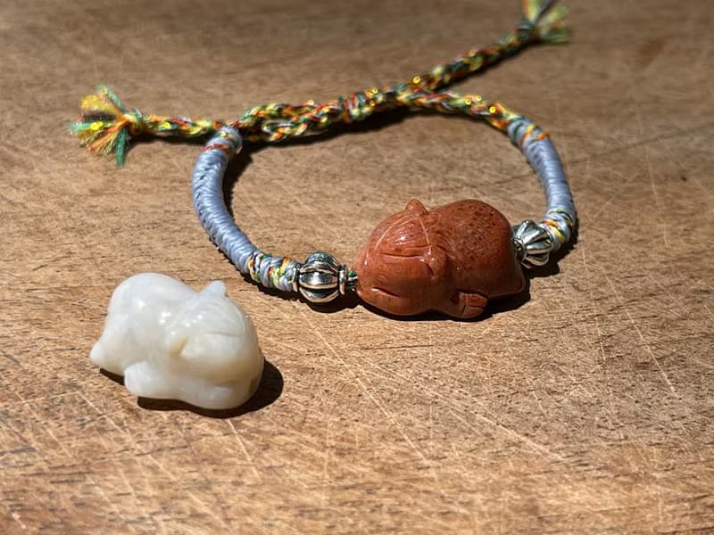 屬馬本命手鍊 - 珊瑚玉。金剛結編織手鍊