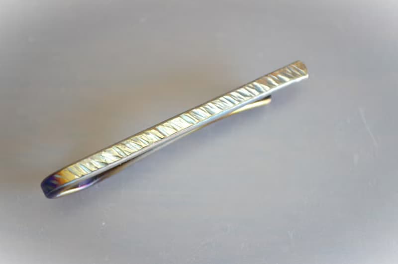 Titanium tie bar・純チタンネクタイピン・荒し鎚目２