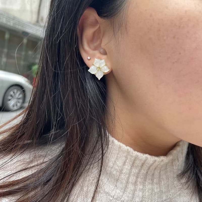 18K 白蝶貝花花耳環