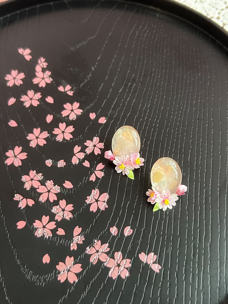 2025櫻系列 手繪寶石風櫻花枝耳環 細工布花