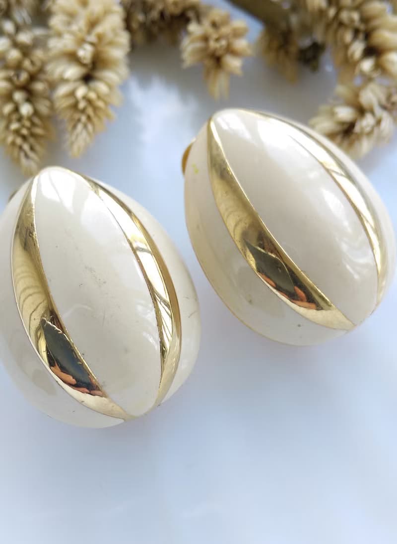 Vintage Jewelry 西洋古董飾品 花苞造型 奶白琺瑯 夾式耳環