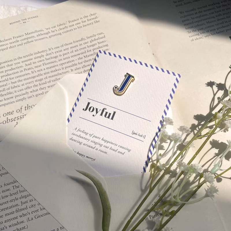 J / Joyful -琺瑯徽章卡－附信封 開學季 情人卡 萬用字母卡