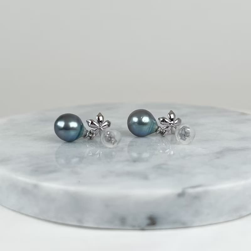 。3D花朵純銀耳環。漸變孔雀綠藍色調。大溪地水滴天然海水珍珠