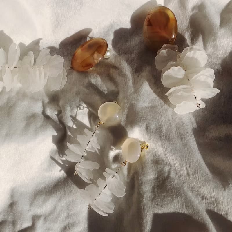 Blooming Tides mini 迷你穗生浪花耳飾 - 白玉髓