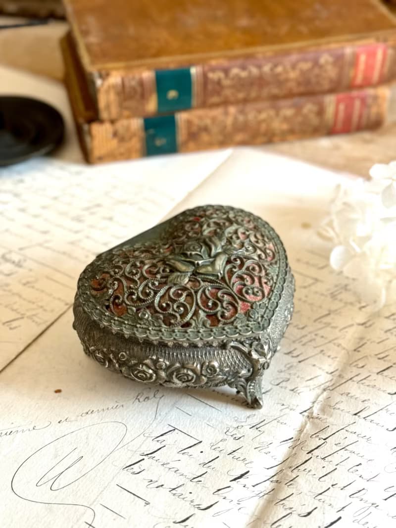 40366-華麗法國古董花飾浮雕心型珠寶盒