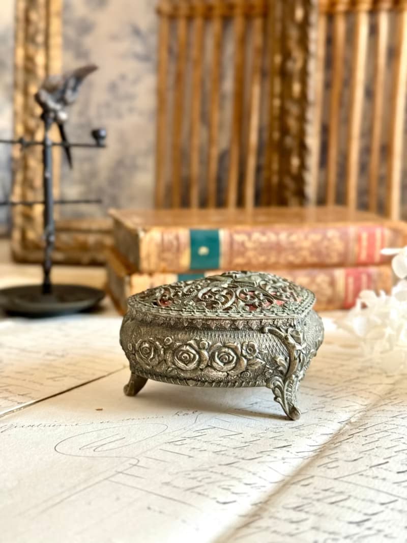 40366-華麗法國古董花飾浮雕心型珠寶盒