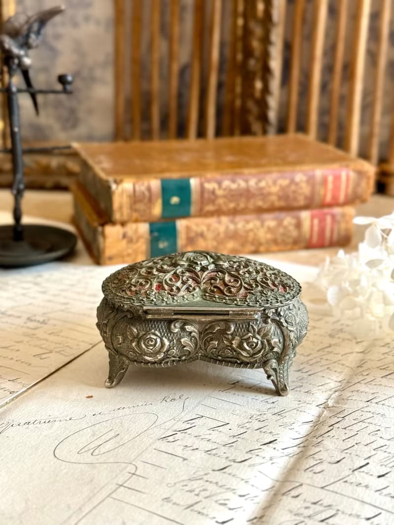 40366-華麗法國古董花飾浮雕心型珠寶盒