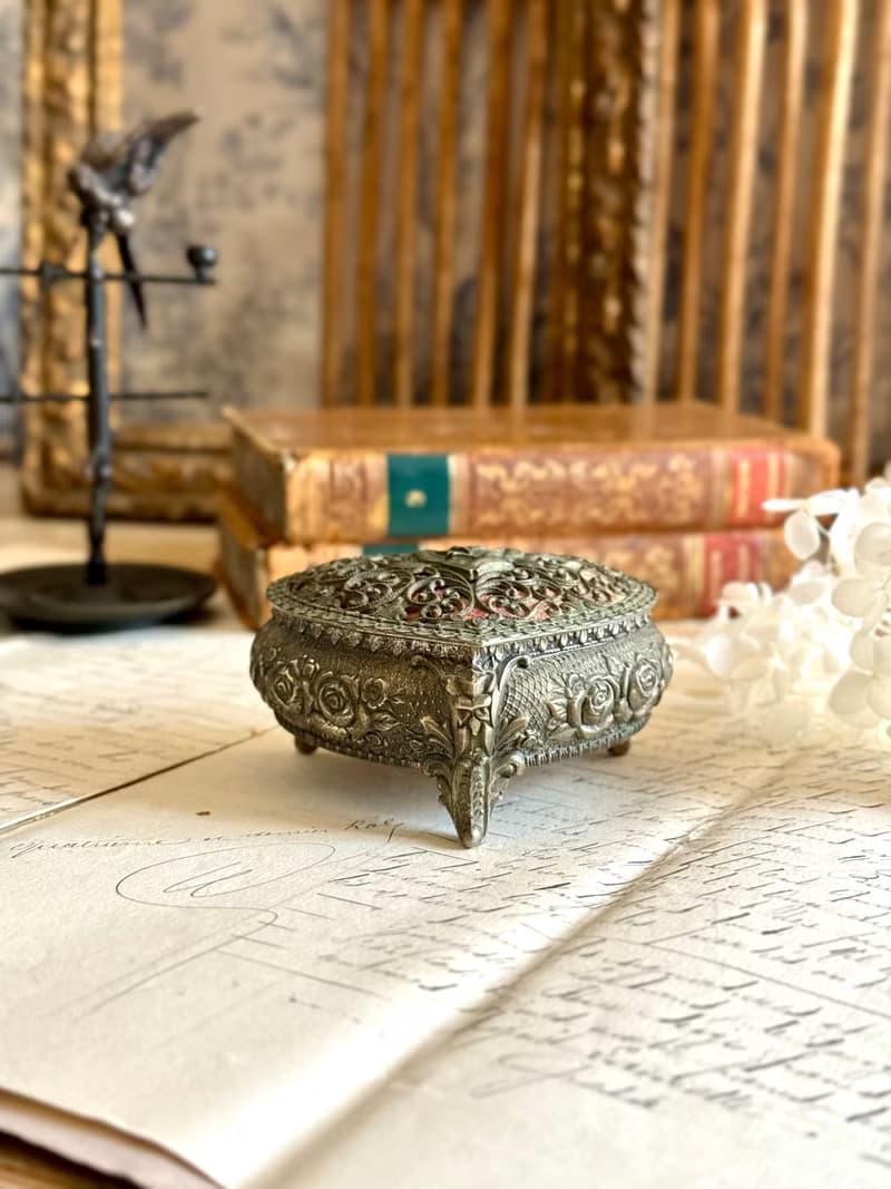 40366-華麗法國古董花飾浮雕心型珠寶盒