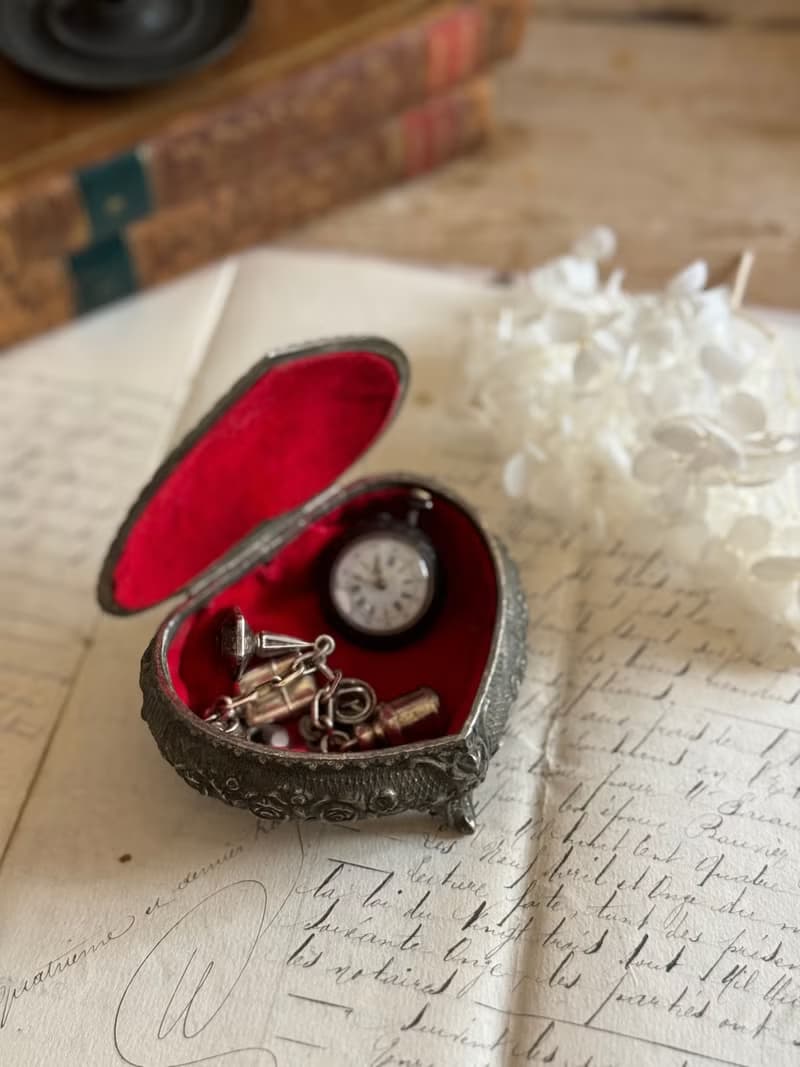 40366-華麗法國古董花飾浮雕心型珠寶盒