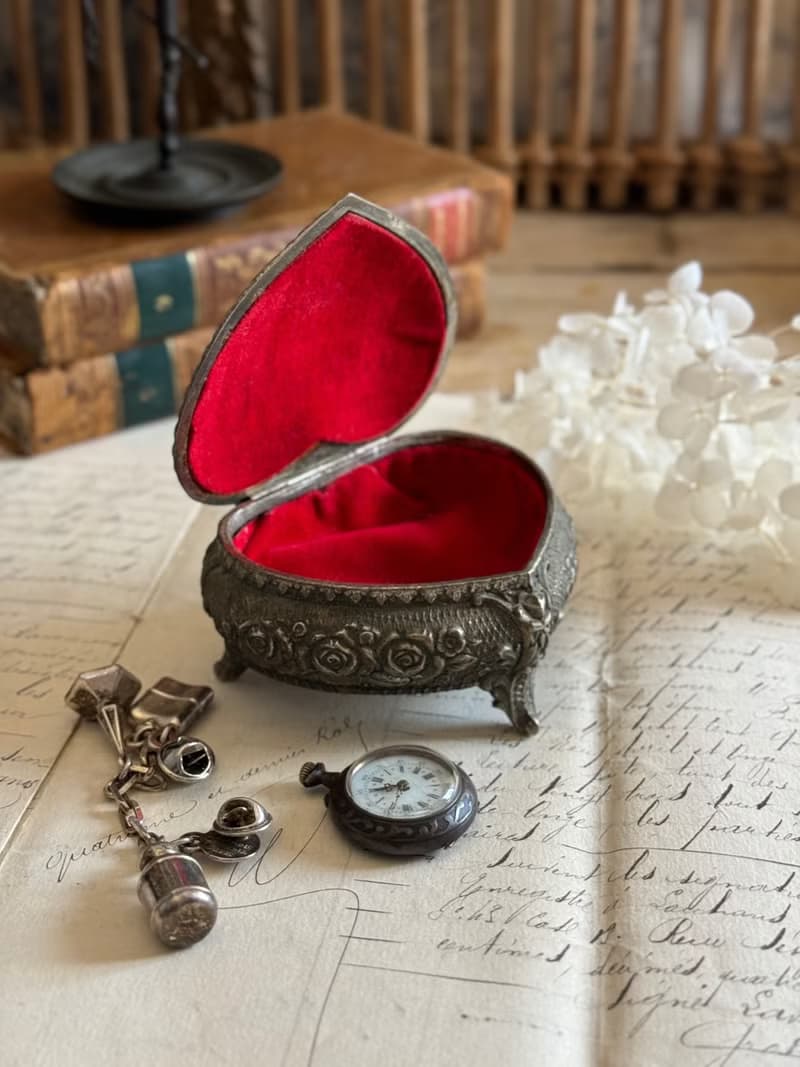 40366-華麗法國古董花飾浮雕心型珠寶盒