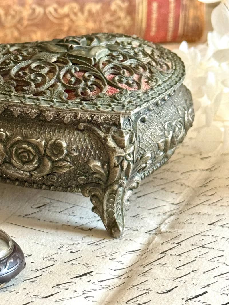 40366-華麗法國古董花飾浮雕心型珠寶盒