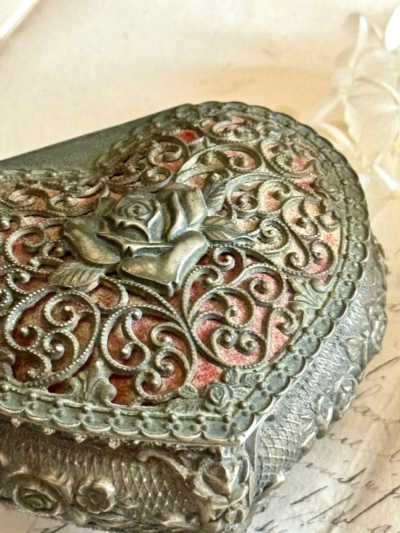 40366-華麗法國古董花飾浮雕心型珠寶盒