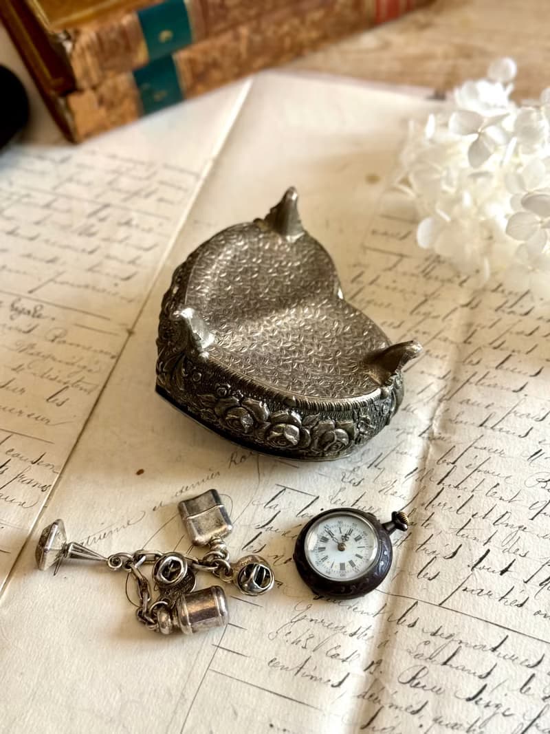 40366-華麗法國古董花飾浮雕心型珠寶盒