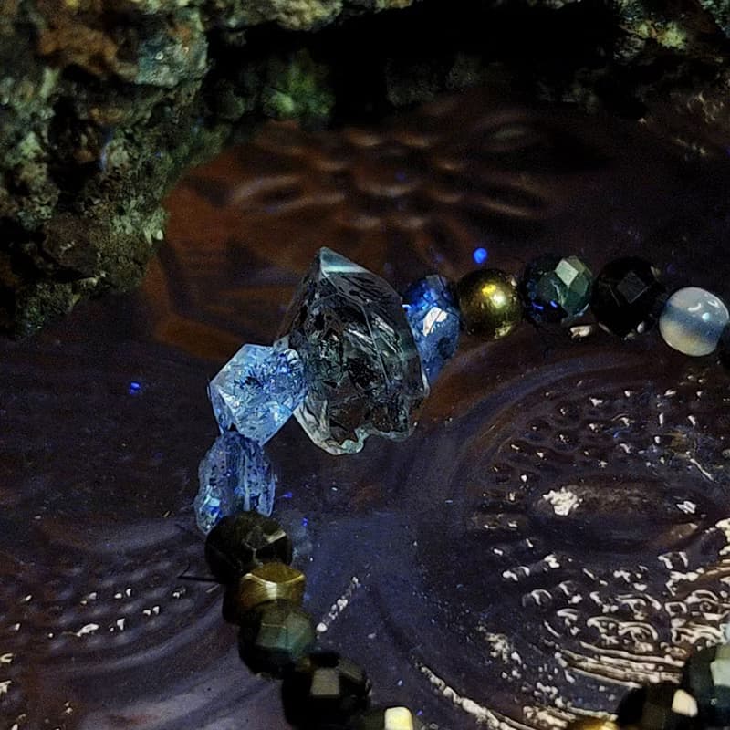 靈曜之心 | 赫基蒙閃靈鑽 | 油膽閃靈 | 金曜石 | 黃銅礦 |