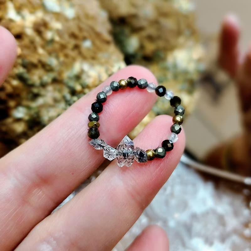 靈曜之心 | 赫基蒙閃靈鑽 | 油膽閃靈 | 金曜石 | 黃銅礦 |