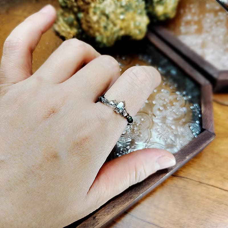 靈曜之心 | 赫基蒙閃靈鑽 | 油膽閃靈 | 金曜石 | 黃銅礦 |