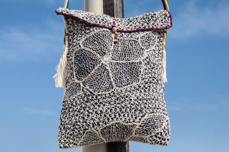 手縫純棉布側背包/刺繡斜背包/刺繡肩背包/indigo手縫藍染包-花朵