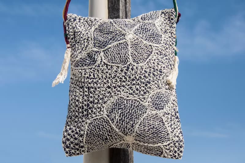 手縫純棉布側背包/刺繡斜背包/刺繡肩背包/indigo手縫藍染包-花朵