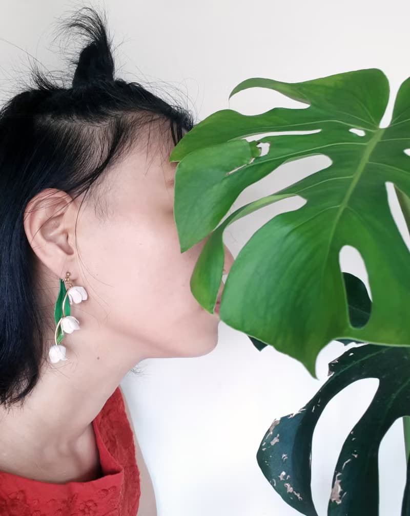鈴蘭珍珠不對稱耳環_手染皮塑