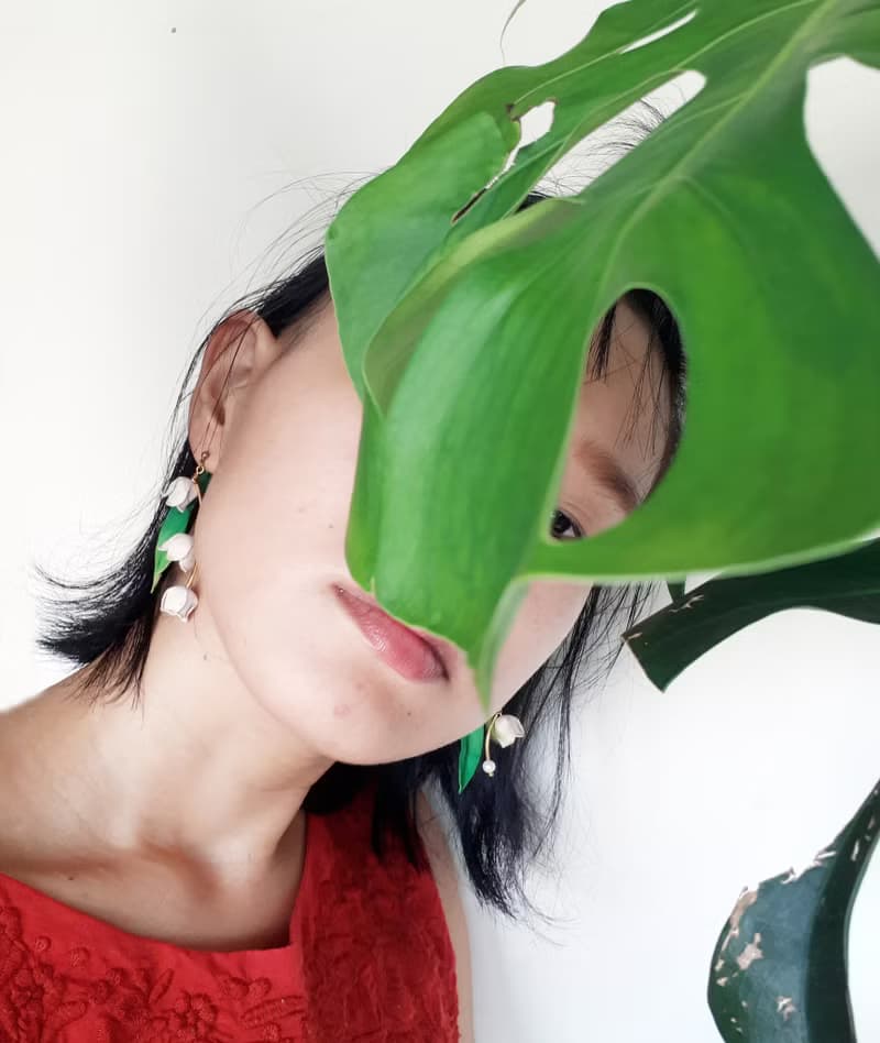 鈴蘭珍珠不對稱耳環_手染皮塑