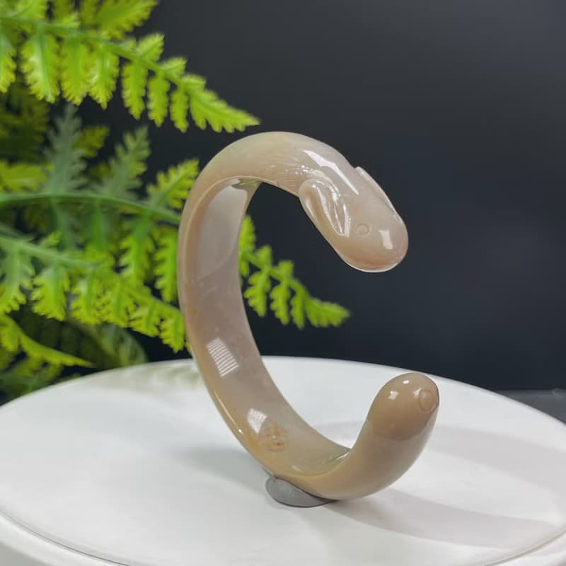 麥色 珊瑚玉開口手镯 56MM 冰潤高瓷玉化 手雕萌兔 清晰理智招財