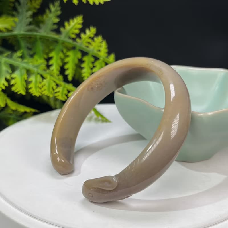 麥色 珊瑚玉開口手镯 56MM 冰潤高瓷玉化 手雕萌兔 清晰理智招財