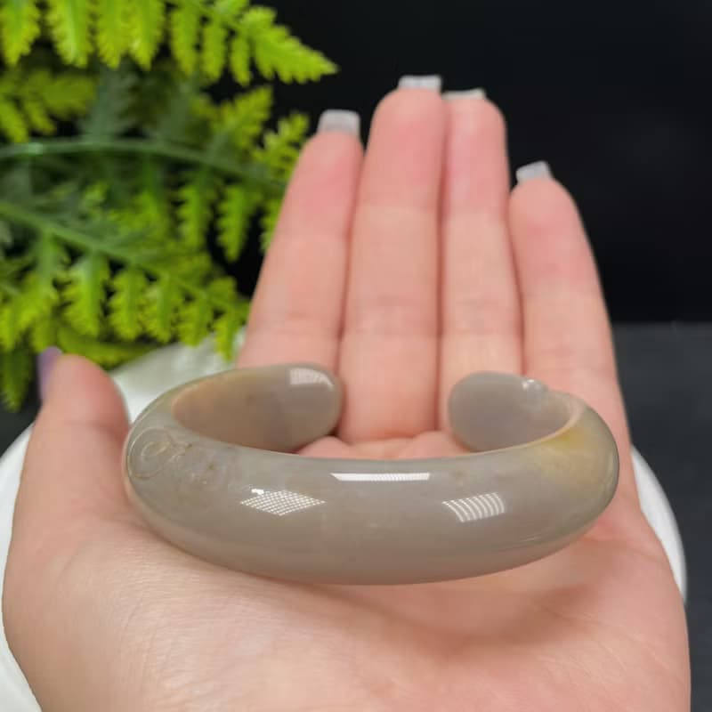 麥色 珊瑚玉開口手镯 56MM 冰潤高瓷玉化 手雕萌兔 清晰理智招財