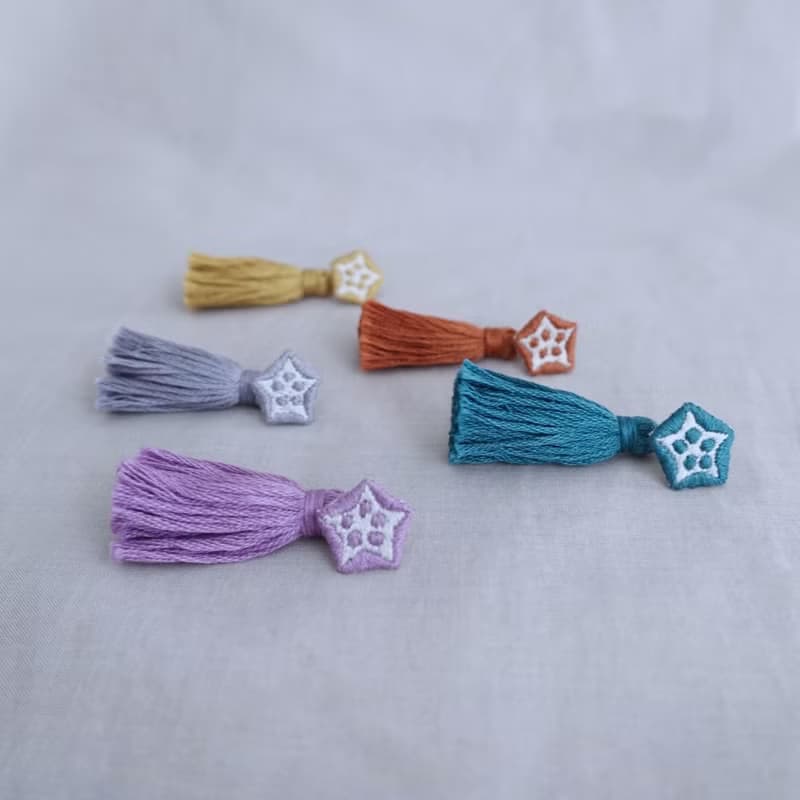秋葵流蘇・手工刺繡耳環 - 藍